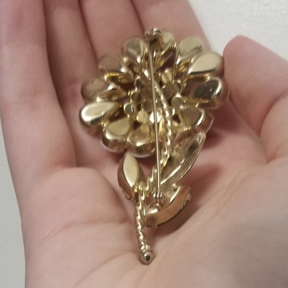 Vtg unsigned milk glass & rhinestone daisy brooch, should be Weiss - Picture 4 of 13